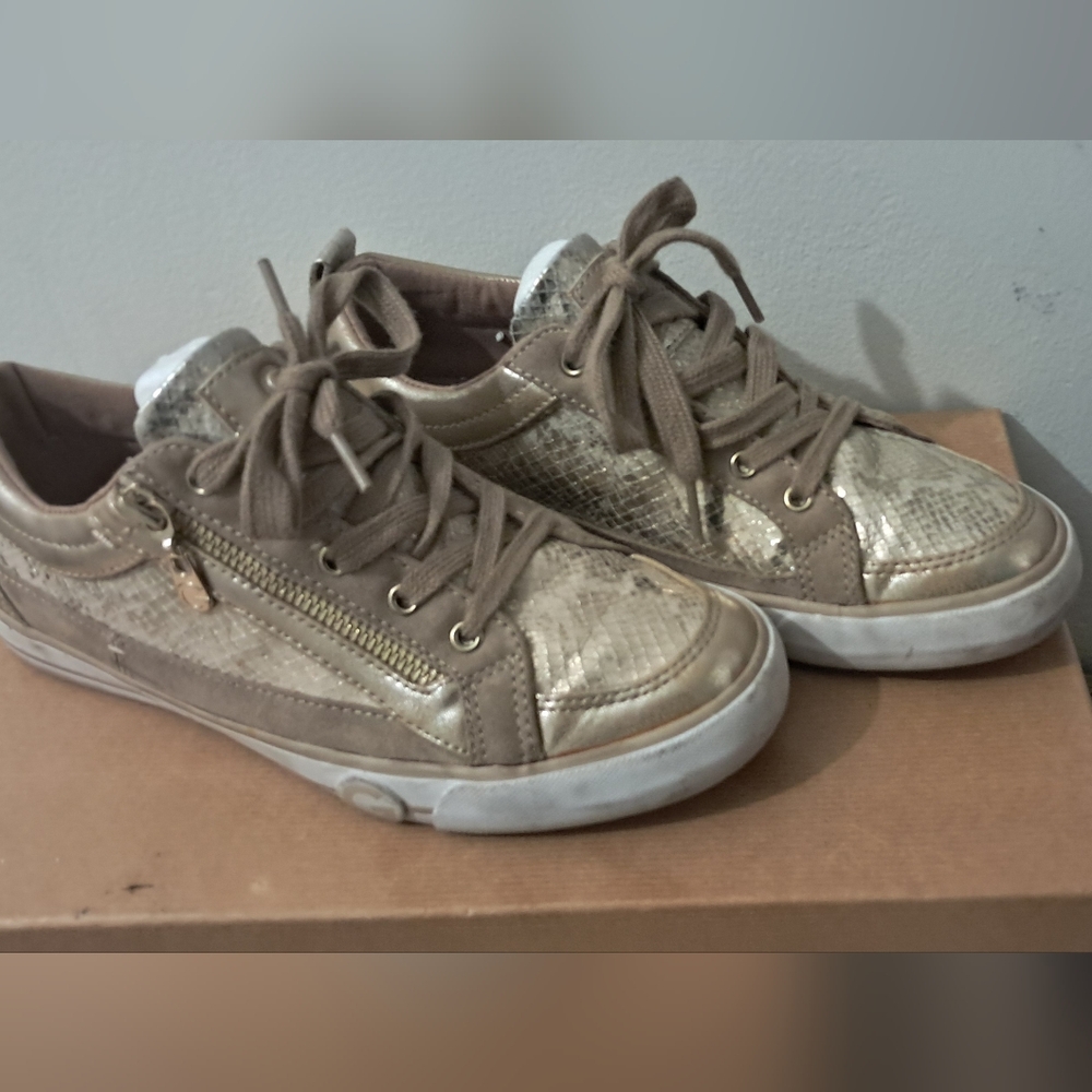 Guess gym shoes sz 8 metallic